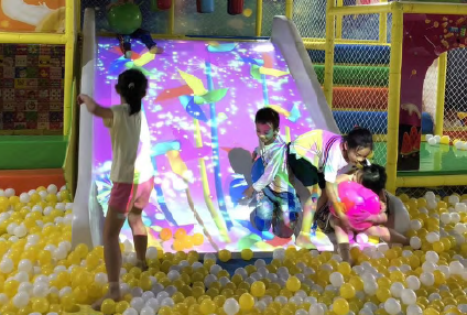 滑梯互动投影